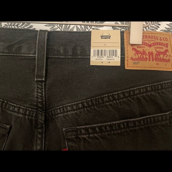 Levi’s 501 Shorts  A High Rise Fitted Through The Hip - Picture 4 of 6